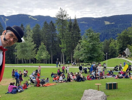 The magician with the suitcase