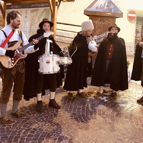 5 pastori che suonano nel centro storico 