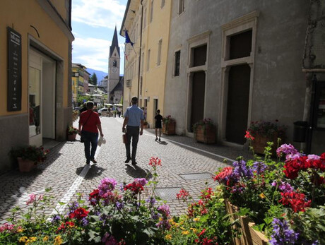A shopping evening in Cles