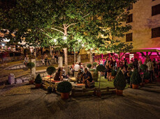 Uno stand dove le persone si rilassano e bevono un calice di vino.