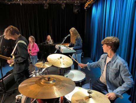 Smile Music Band - the power of family: 5 brothers, 5 musicians!.