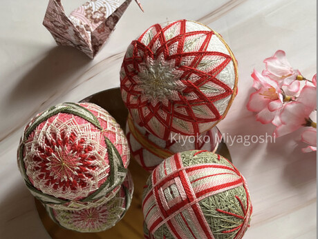 Temari - le sfere ricamate giapponesi di Kiyoko Miyagoshi