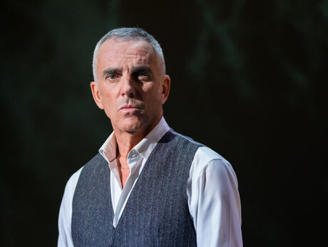  Due pugni guantati di nero 