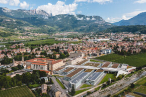  A hamlet between two giants 