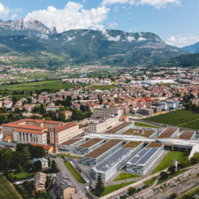  A hamlet between two giants 