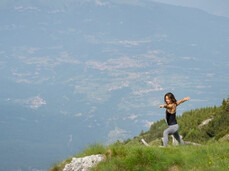 Yoga all&#039;alba in montagna