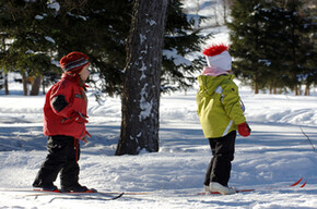 Bambini sulle piste da sci di fondo