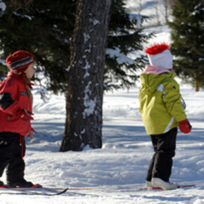 Bambini sulle piste da sci di fondo