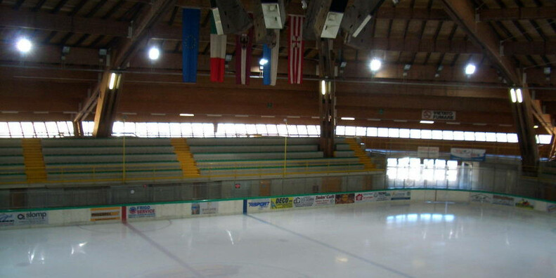 Städtisches Eisstadion von Cavalese  