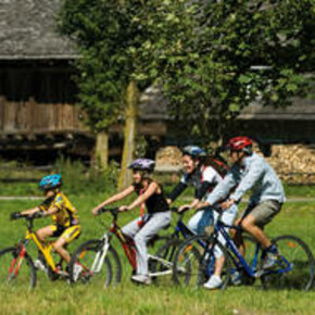 val-giudicarie-estate-2007-ciclisti-sulla-pista-ciclabile