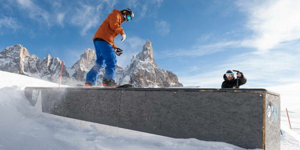 Akrobatische Sprünge im Rolle Railz Park machen