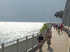 Riva del Garda - Estate 2007 - Ciclisti sulla ciclabile 