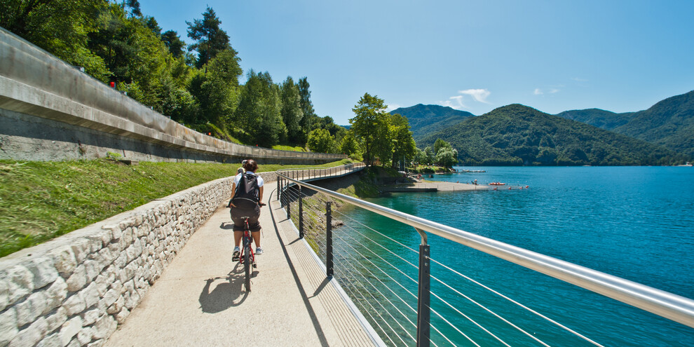 Einfacher Verfahrwege für Radtouren zwischen den Seen von Trentino