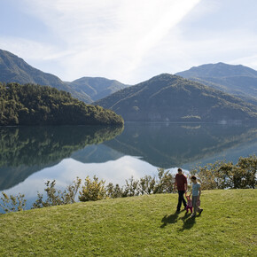 Valle di Ledro - Lago di Ledro - Famiglia in riva la lago