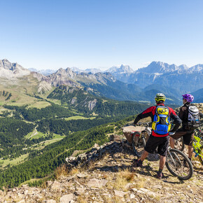 Val di Fassa - Ciclisti in Mountain bike presso Col Margherita