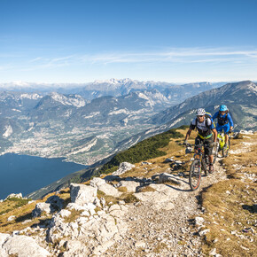 Between lakes and mountains