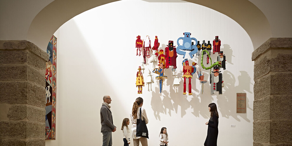 Rovereto - Museo Casa Depero - Famiglia ascolta una guida
