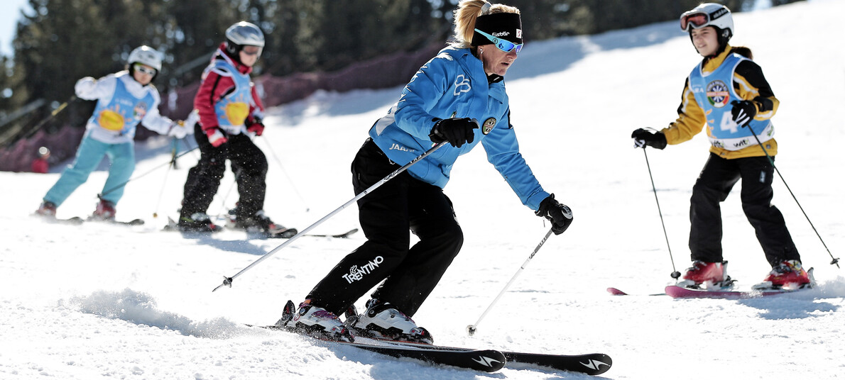 Val di Fiemme - Alpe Cermis - Maestra di sci con bambini