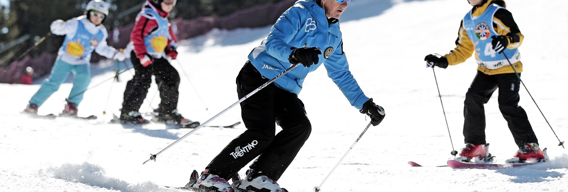 Val di Fiemme - Alpe Cermis - Maestra di sci con bambini
