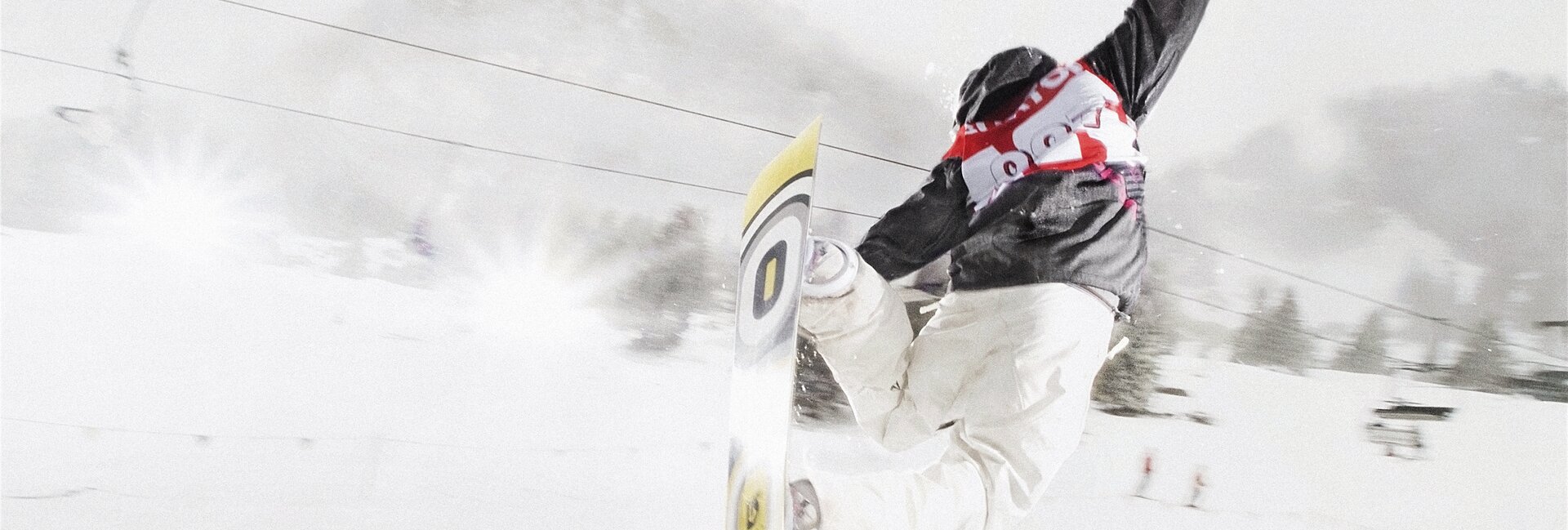 snowboarder durante una evoluzione
