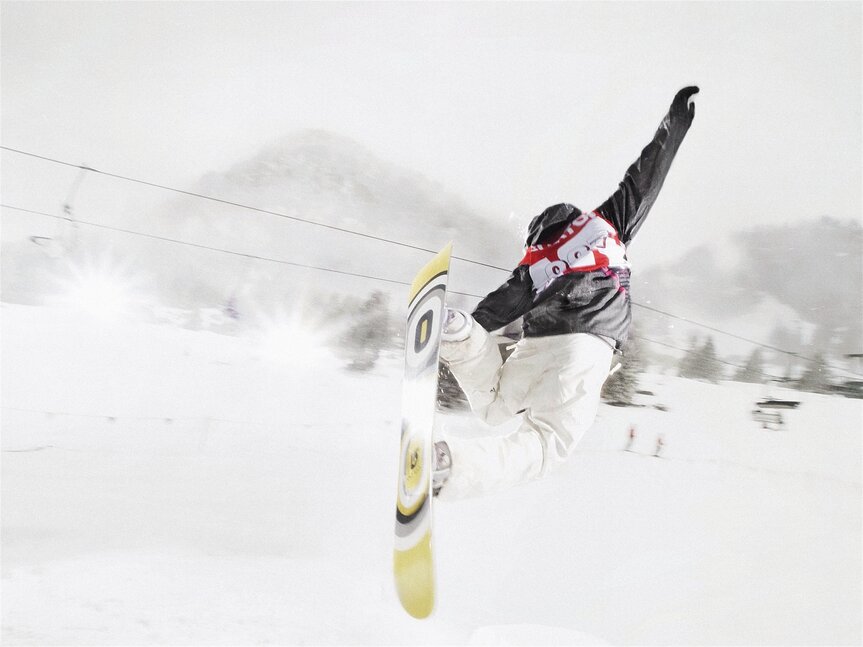 snowboarder durante una evoluzione
