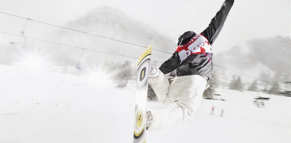 snowboarder durante una evoluzione
