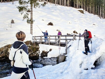 Val di Sole, Pejo, Rabbi - Ciaspolatori chiedono indicazioni
