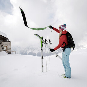 Altopiano della Paganella - Sci alpinista si prepara per la discesa