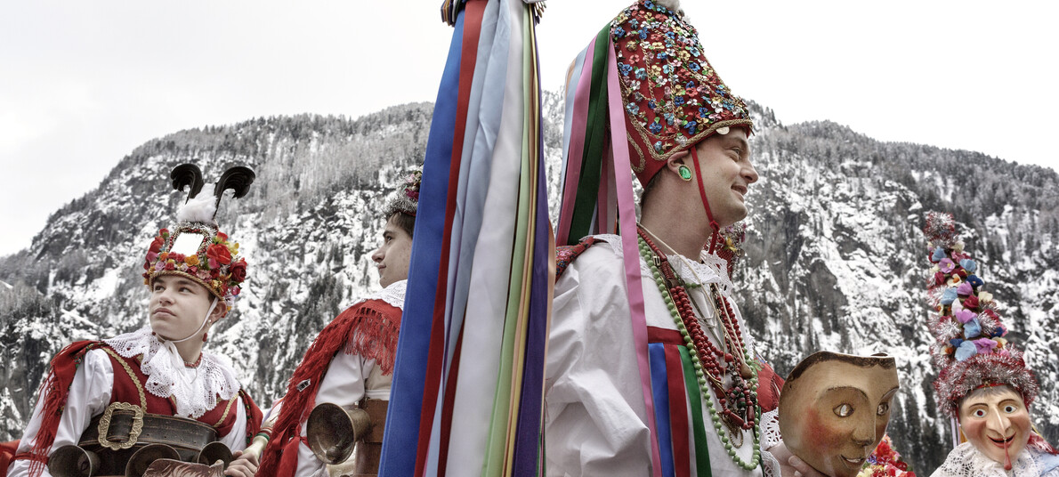 Karneval, folklór, tradice v zimě v Trentinu se lyže 