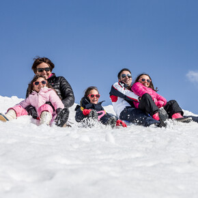 Famiglia gioca sulla neve