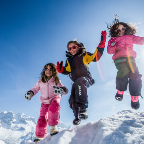 Madonna di Campiglio - Bambini giocano sulla neve 