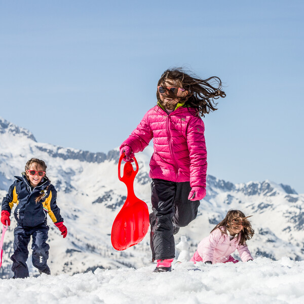 Madonna di Campiglio - Bambini giocano sulla neve 