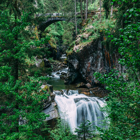 Ponte sopra una cascata nel bosco