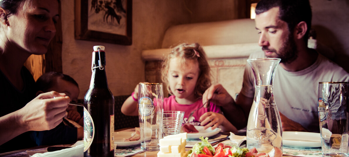 Family eating out |Best restaurants right on the ski slopes
