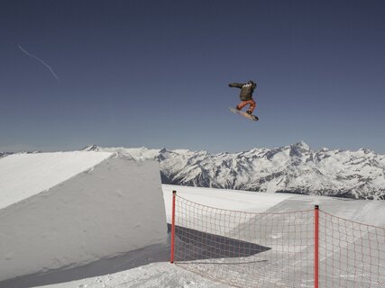 Madonna di Campiglio - Snowboarder in salto
