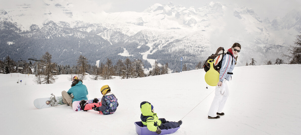 Madonna di Campiglio - Famiglia gioca sulla neve con il bob