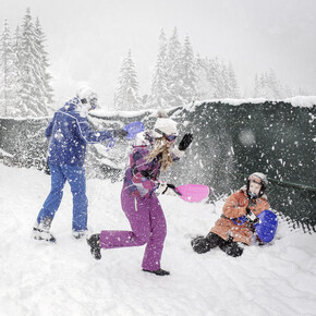 Val di Fassa - Famiglia gioca nella neve