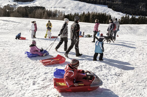Trento - Monte Bondone - Famiglia gioca sulla neve
