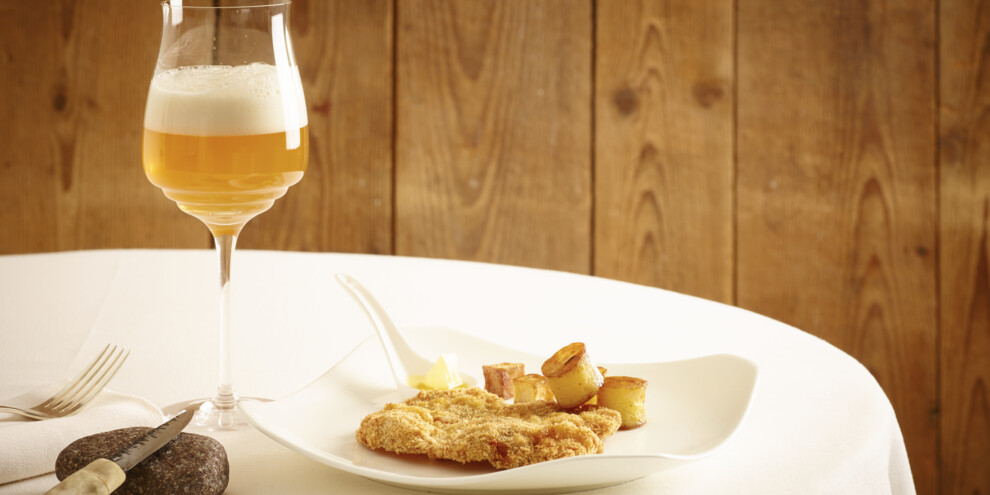 Das Fleimstaler Bier verkosten