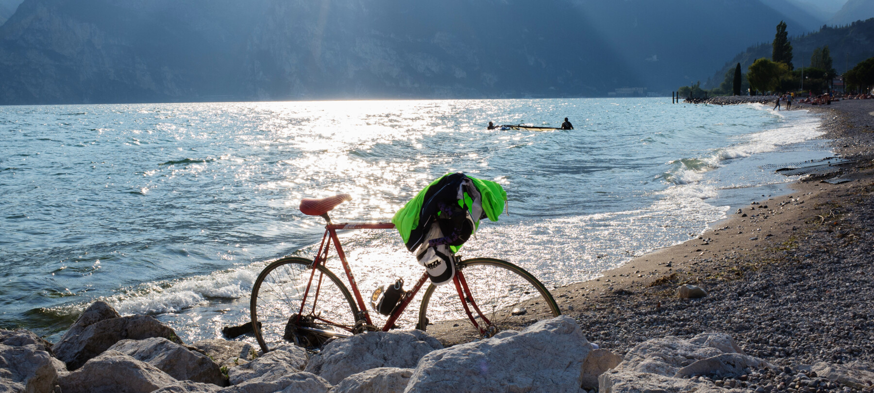 Garda Trentino - Torbole - Bici sulla spiaggia al tramonto
