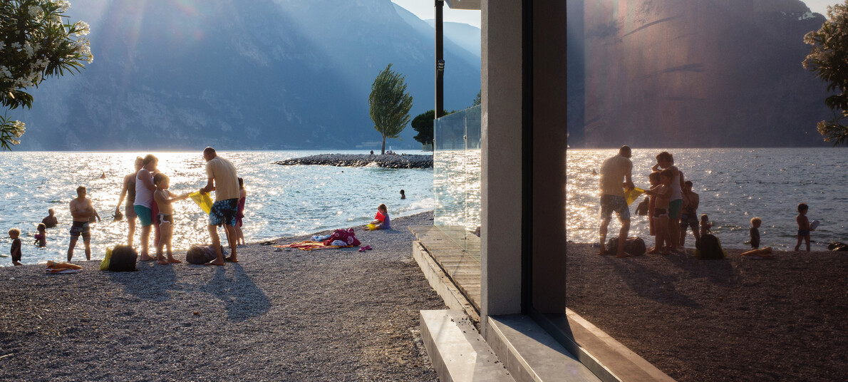 Garda Trentino - Torbole - Turisti sulla spiaggia al tramonto
