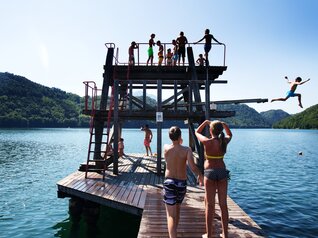 Valsugana - Levico - Lago di Levico - Bambini si tuffano dal trampolino
