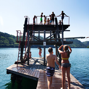 Valsugana - Levico - Lago di Levico - Bambini si tuffano dal trampolino
