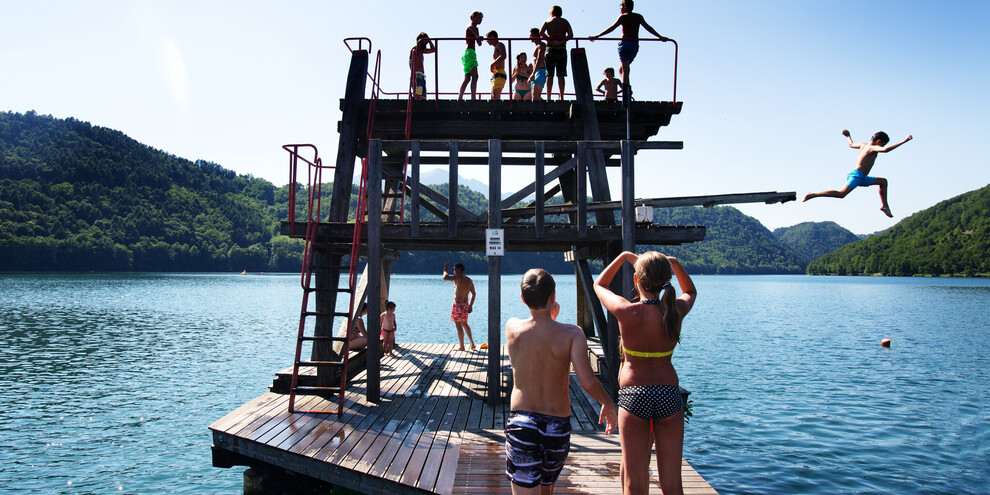 Valsugana - Levico - Lago di Levico - Bambini si tuffano dal trampolino
