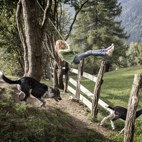 Valle dei Mocheni - Fierozzo - Bambina gioca con capra e cane
