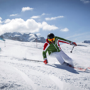 Skifahrer in den Bergen des Trentino