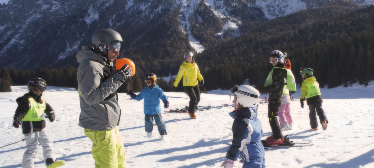 Madonna di Campiglio - Famiglia gioca sulla neve con gli sci