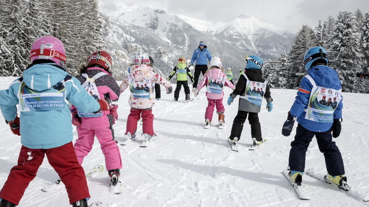 Val di Fassa - Ciampedie - Scuola di sci - Maestro con bambini
