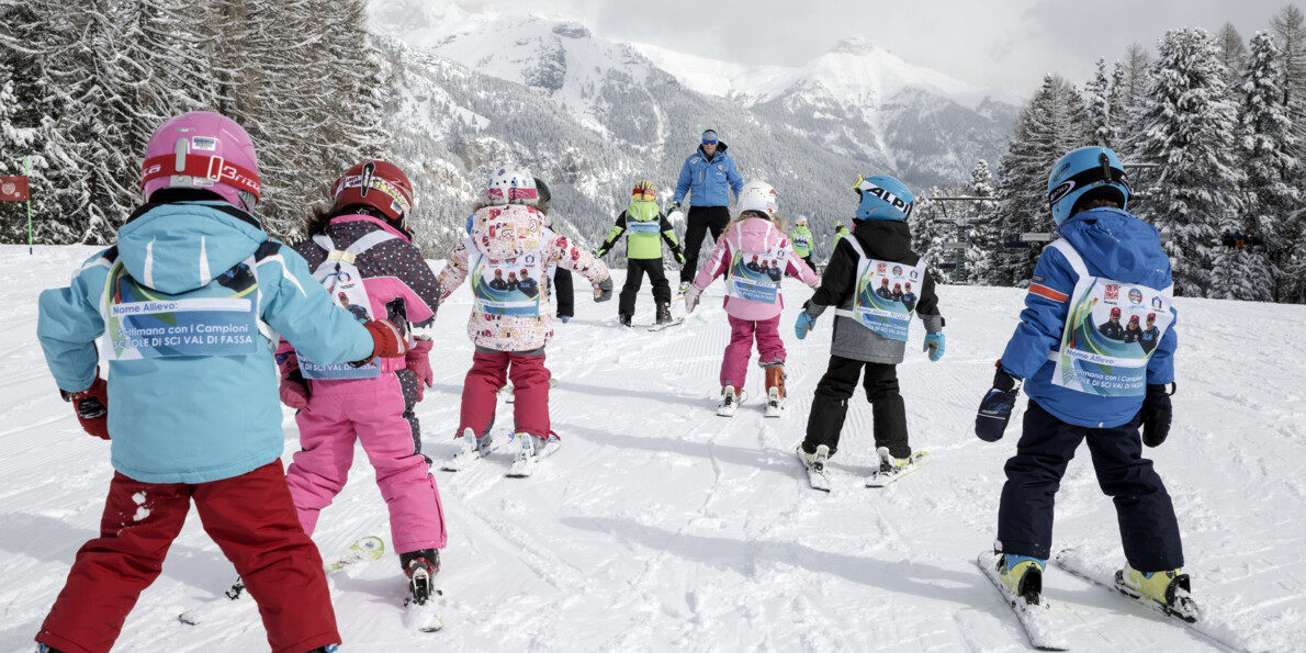 Val di Fassa - Ciampedie - Scuola di sci - Maestro con bambini