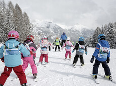 Val di Fassa - Ciampedie - Scuola di sci - Maestro con bambini